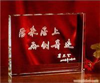 水晶紀念品的多元應用 從企業認證到同窗情誼的藝術載體